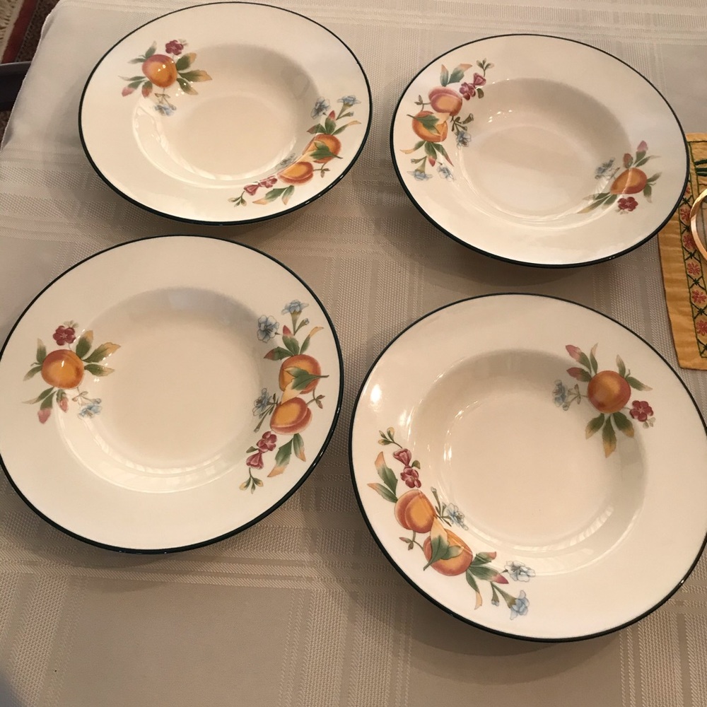 Set of 4 Johnson Bros. Cloverleaf Soup/Pasta Bowls